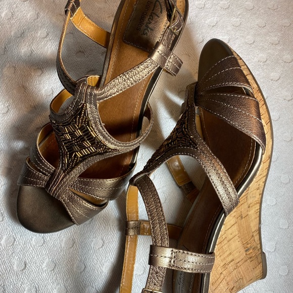 Clarks Bendables Bronze Leather Fiddle Bridge Beaded Cork Wedge Sandals - Picture 6 of 16